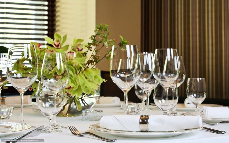 Elegant table setting with flowers