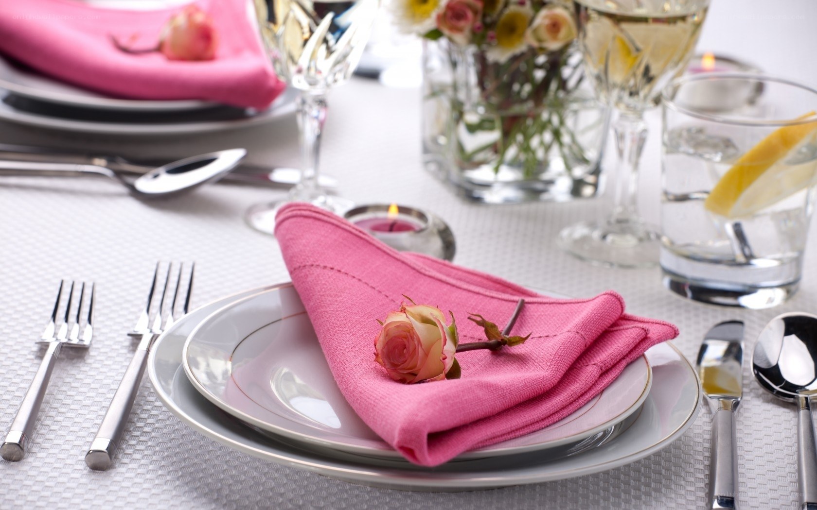 Elegant table setting with pink napkins