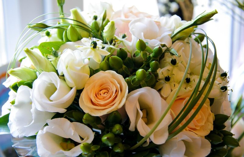 elegant white and peach bouquet