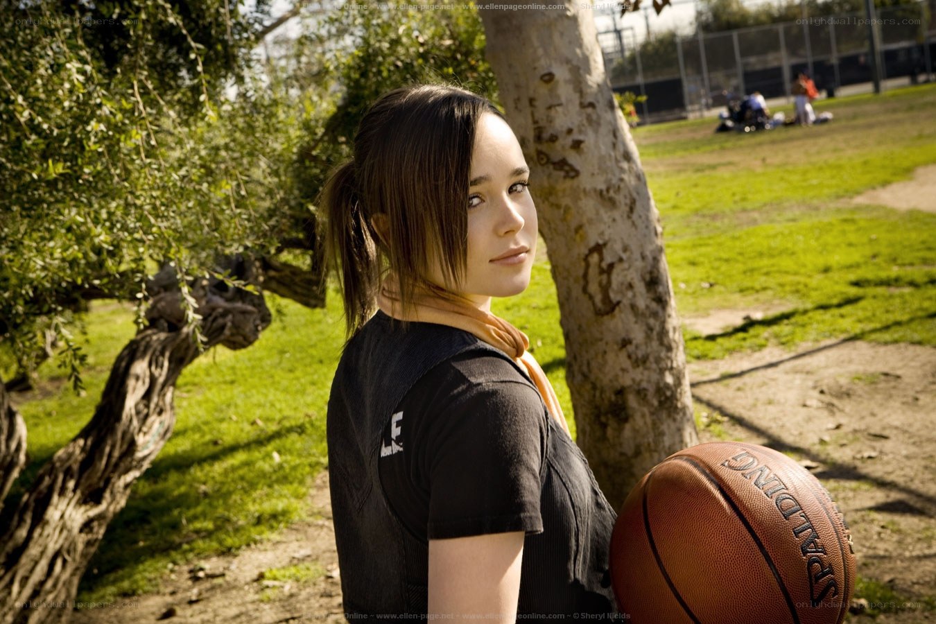 Ellen Page holding basketball