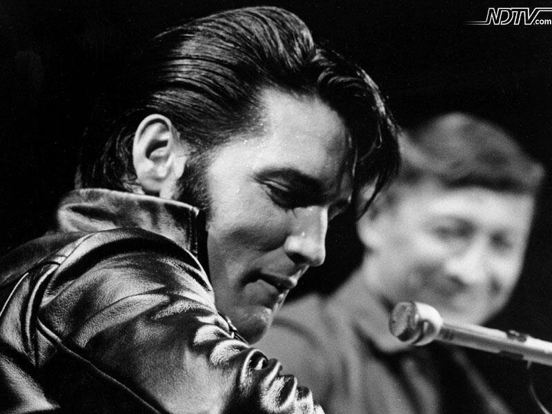 Elvis Presley on Stage — Black