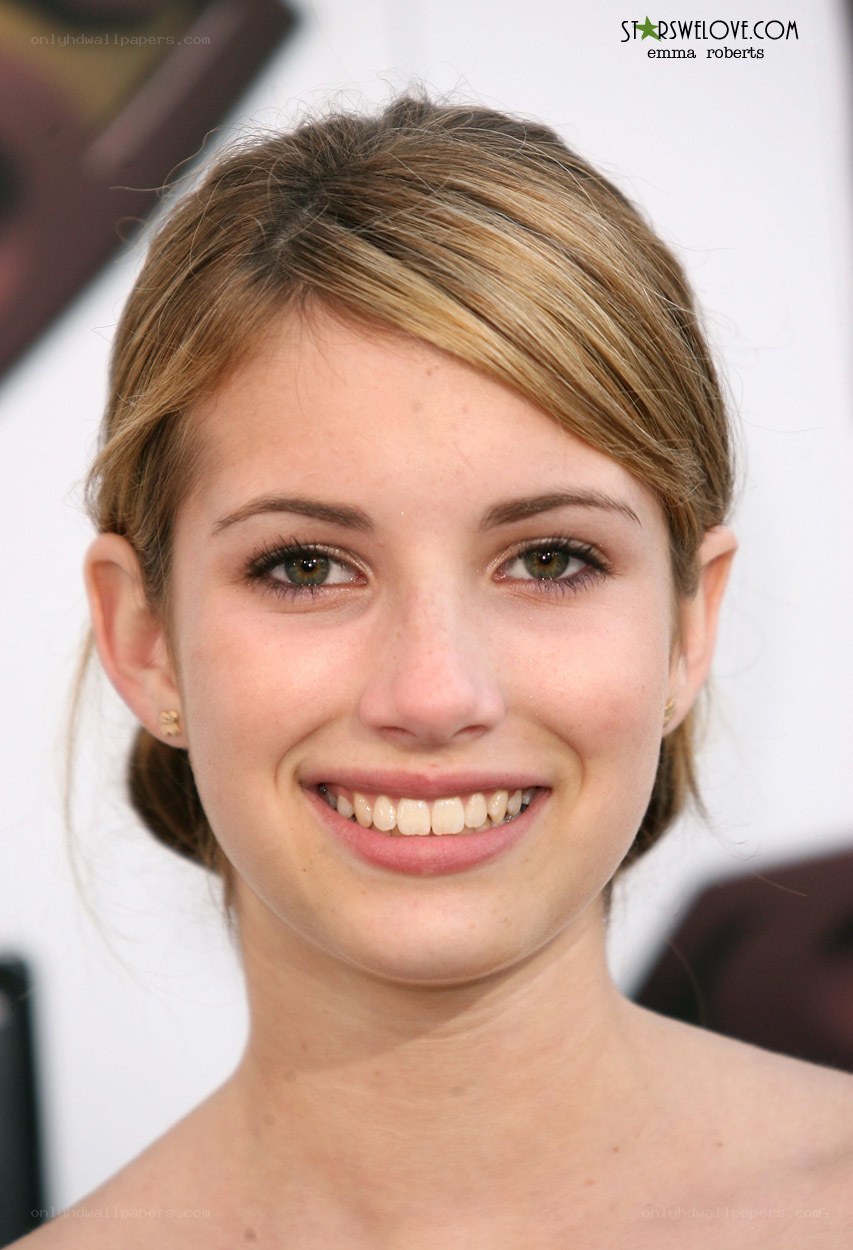 Emma Roberts at event