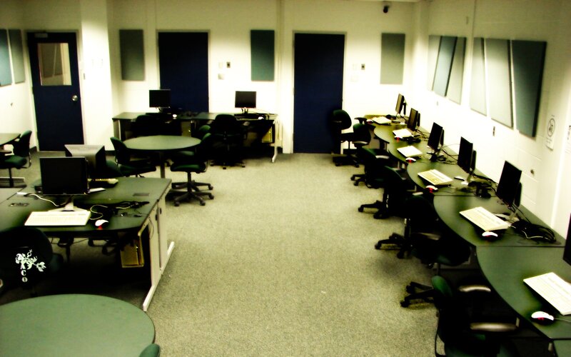 empty computer lab room