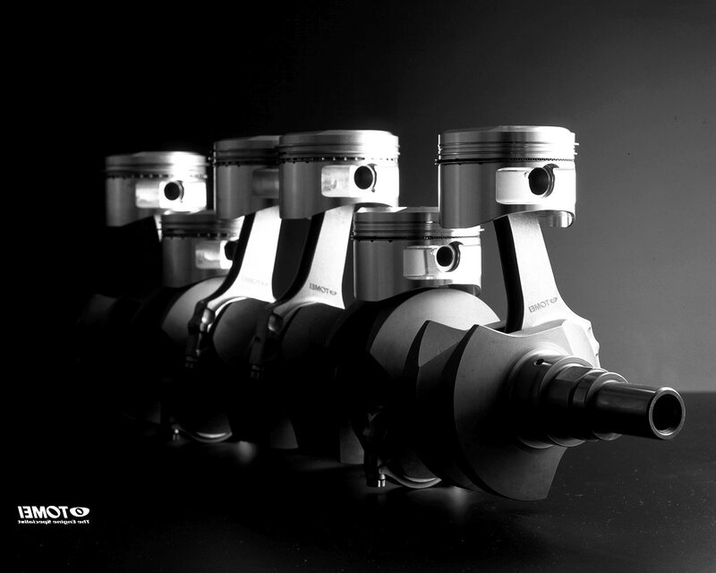 Engine pistons and crankshaft