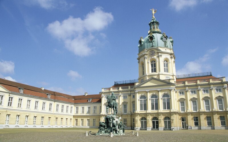 Equestrian Statue and Palace