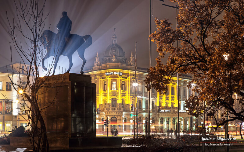 Equestrian Statue at Night — Yellow