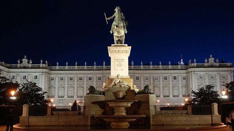 equestrian statue at royal palace