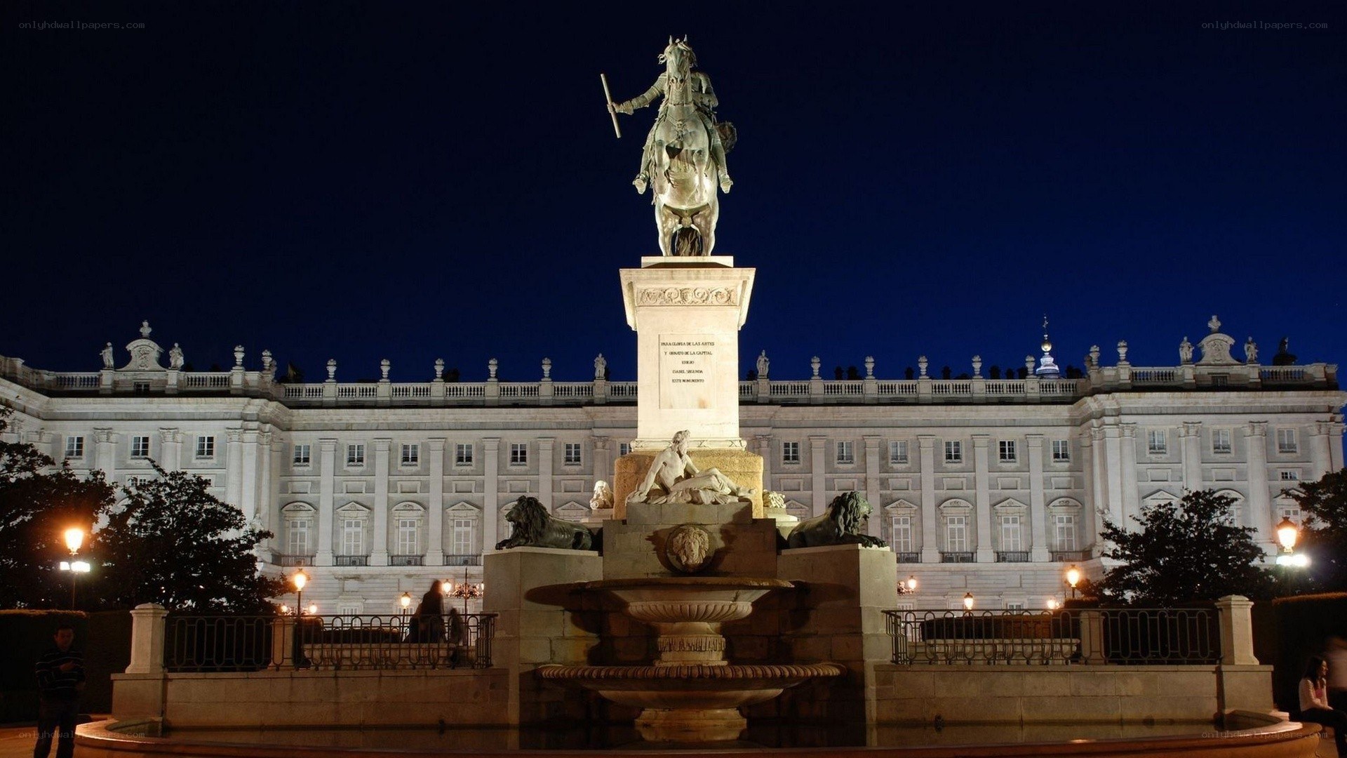 equestrian statue at royal palace