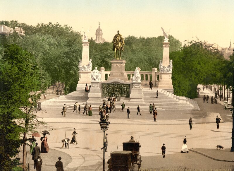 Equestrian Statue Monument — Green
