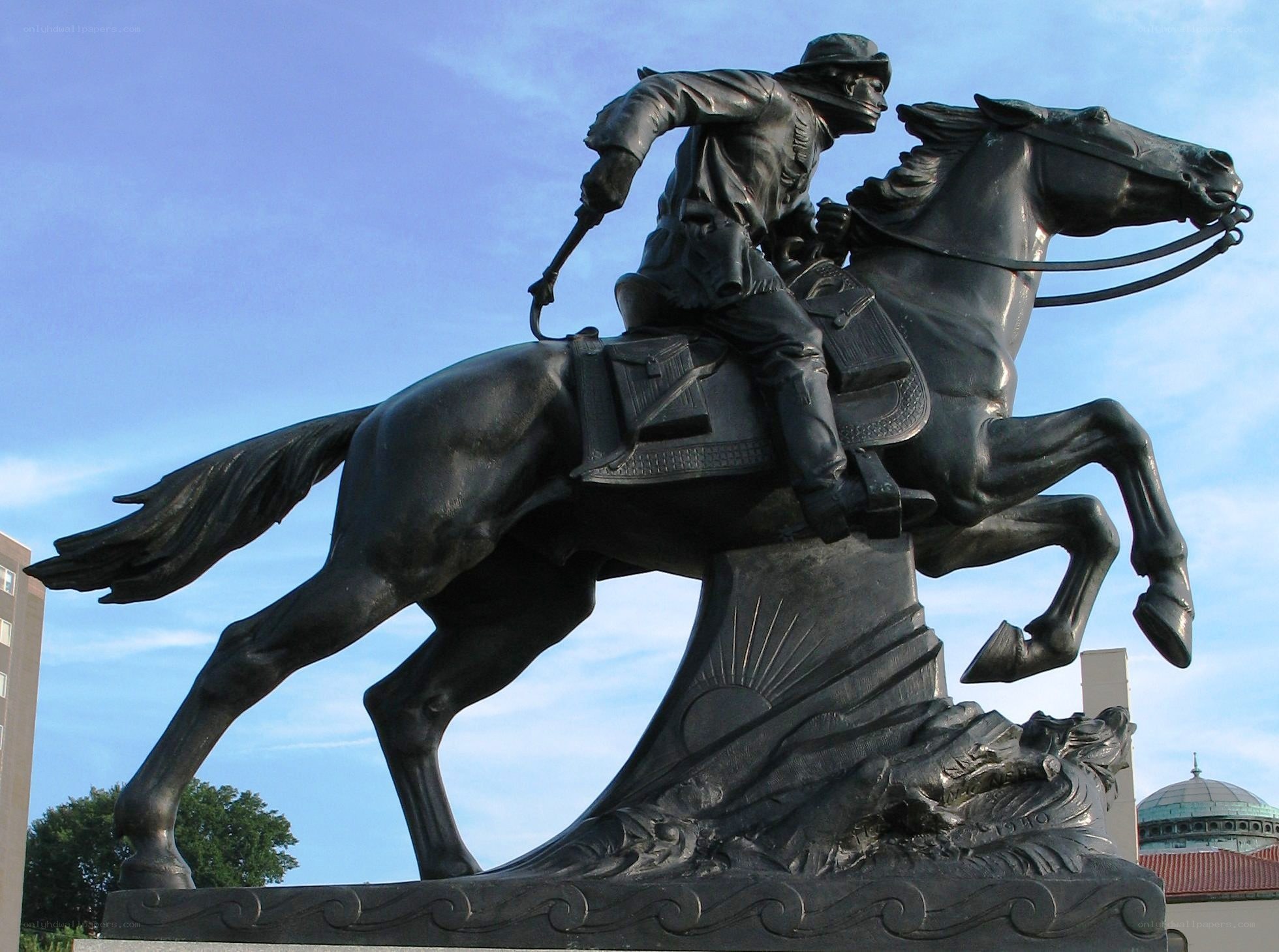 equestrian statue of soldier