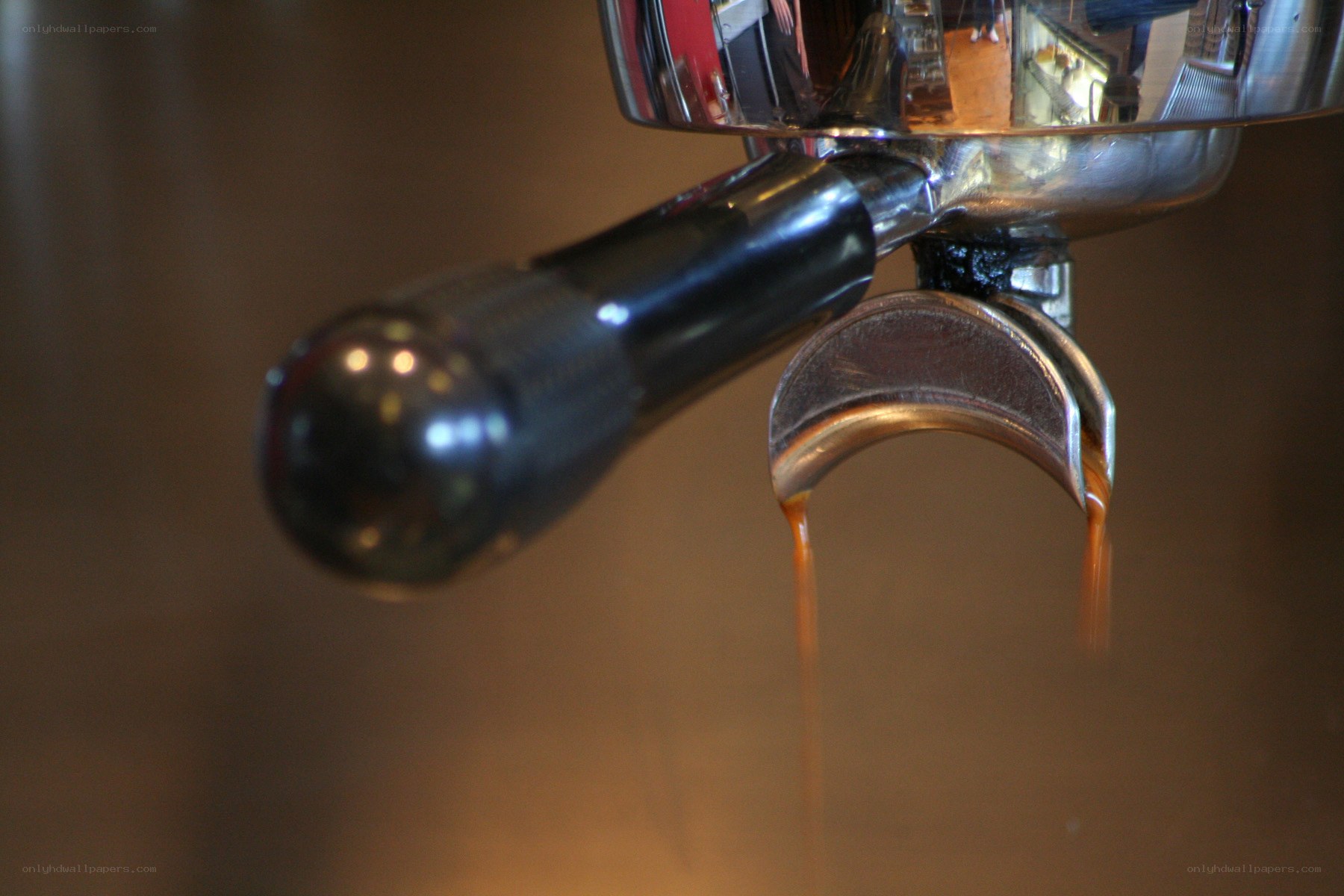 espresso pouring from portafilter