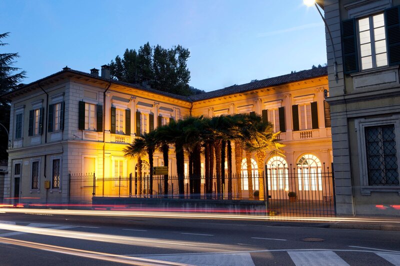 evening view of a historic building