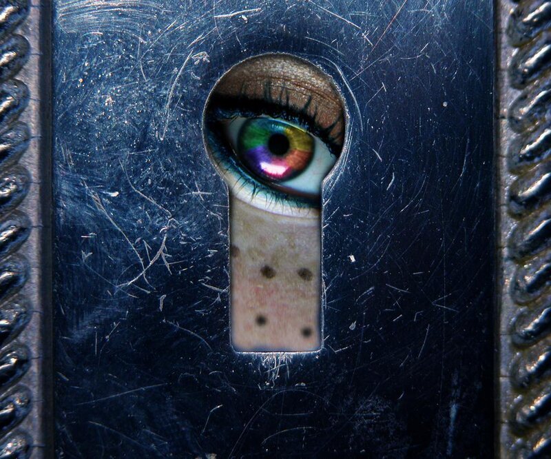 eye through keyhole