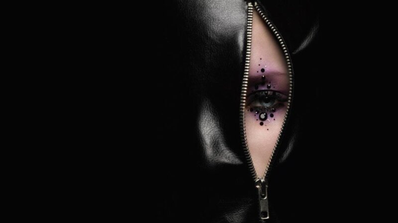 eye through zipper