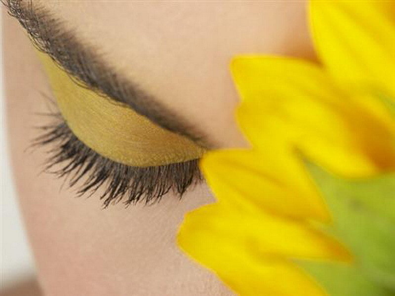 eye with sunflower