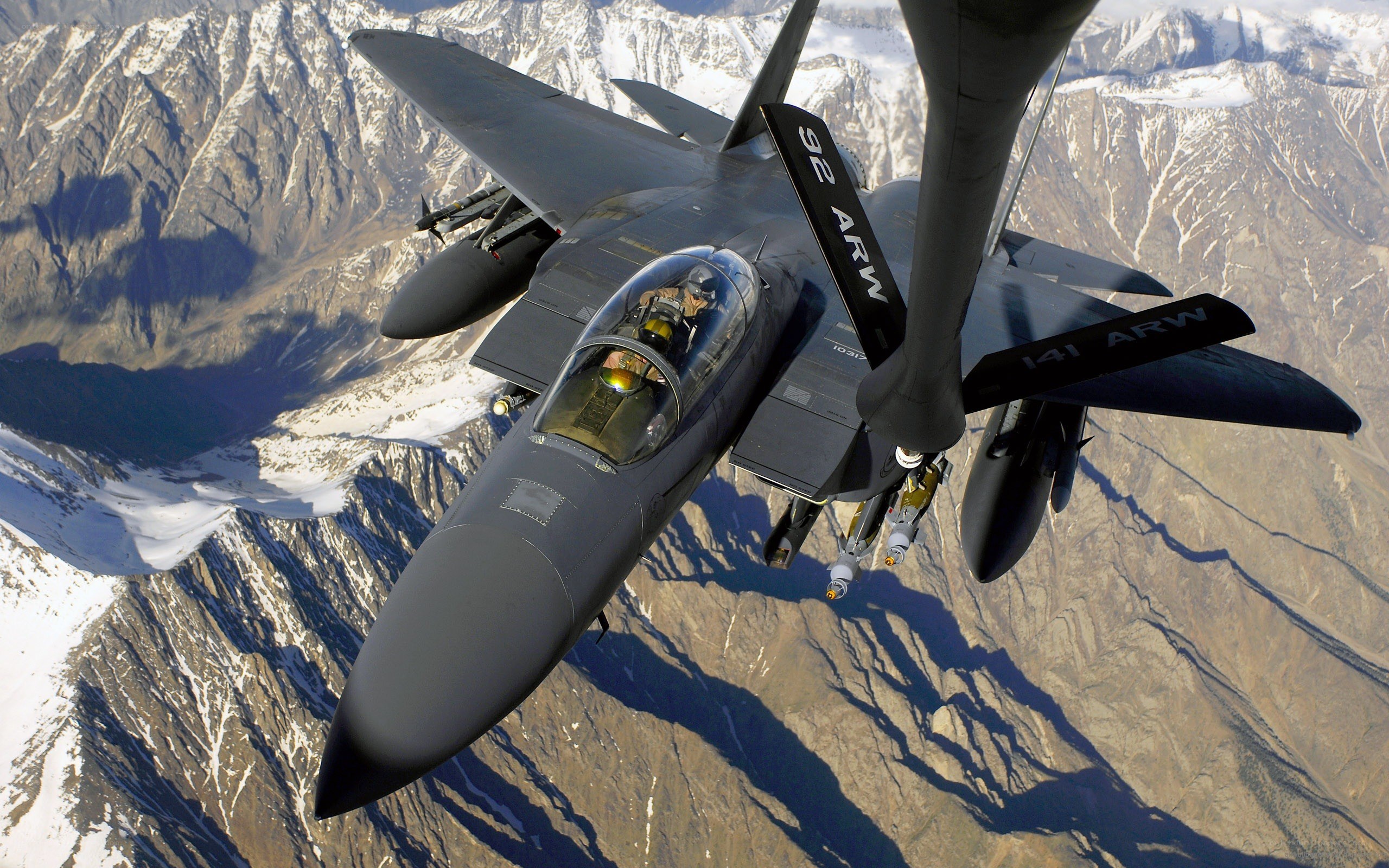 F-15E fighter jet refueling