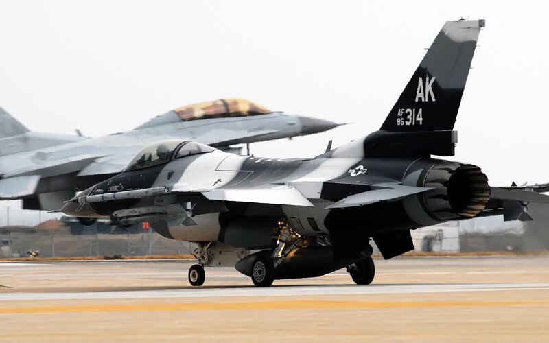 F-16 Fighter Jet — Gray, Neutral, Morning