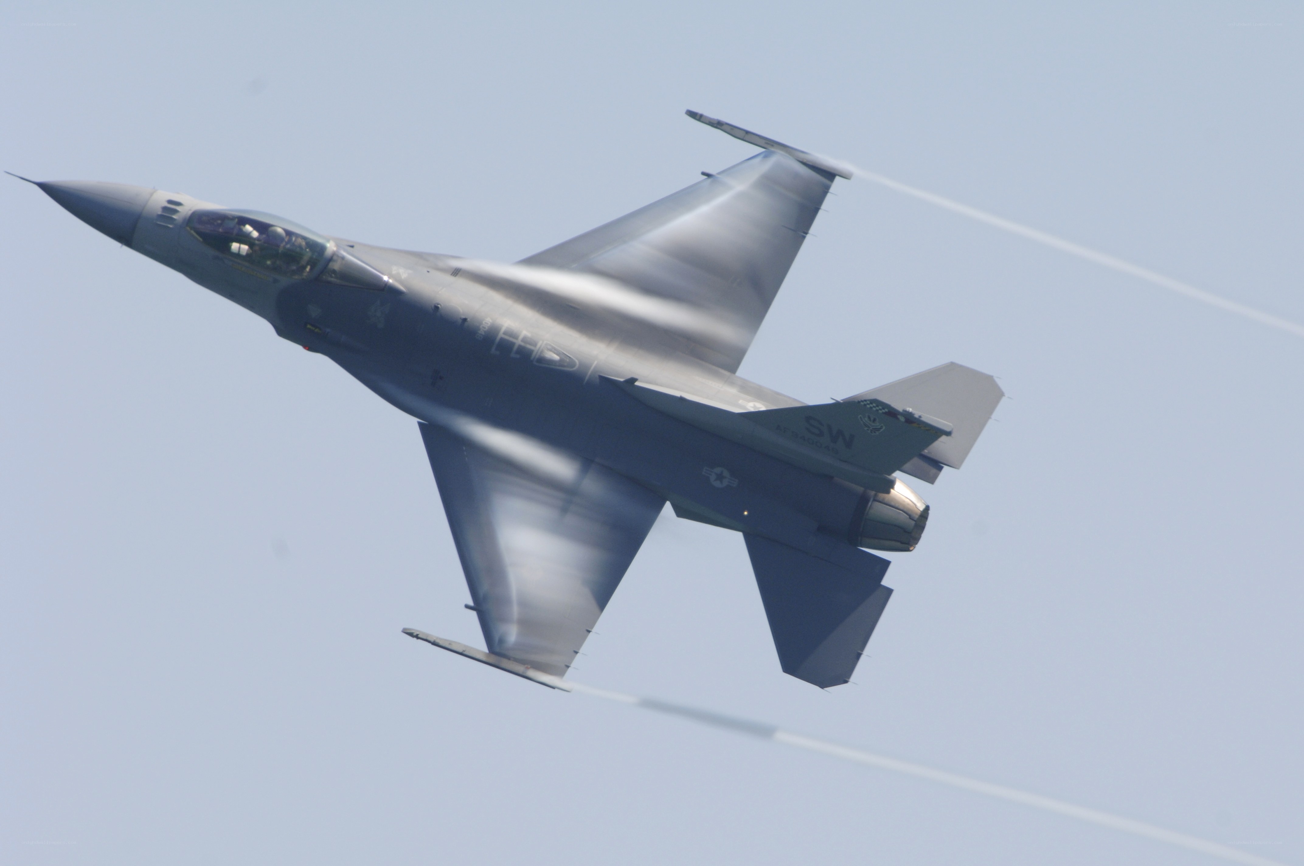 F-16 fighter jet in flight