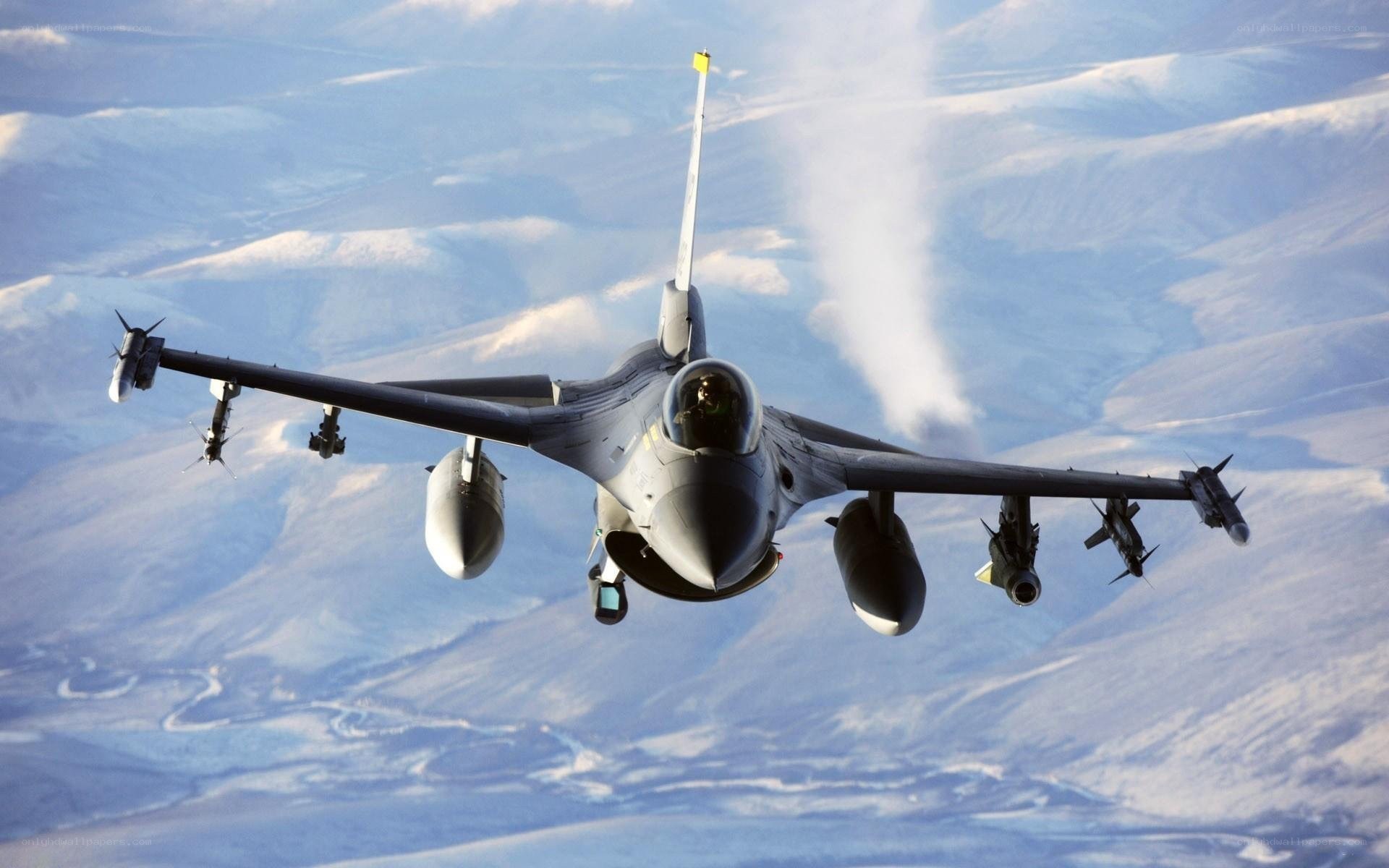 F-16 fighter jet in flight