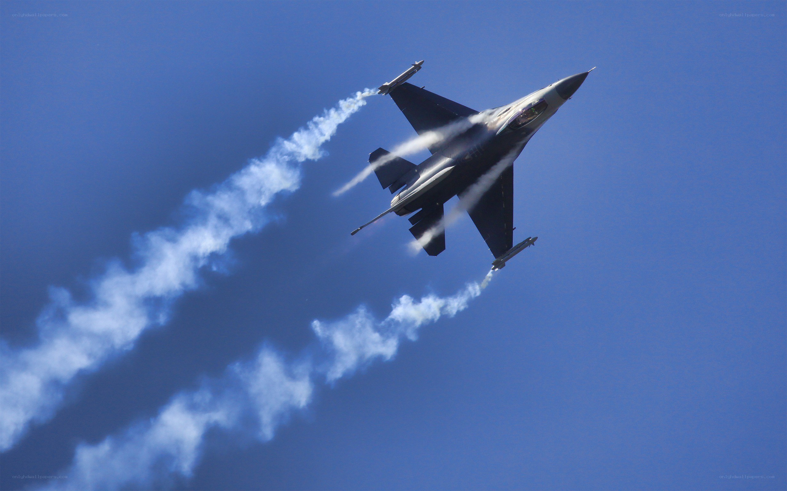 F-16 fighter jet in flight
