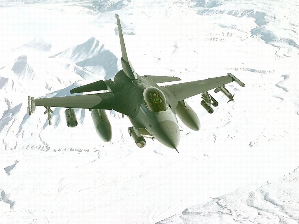 F-16 fighter jet in flight