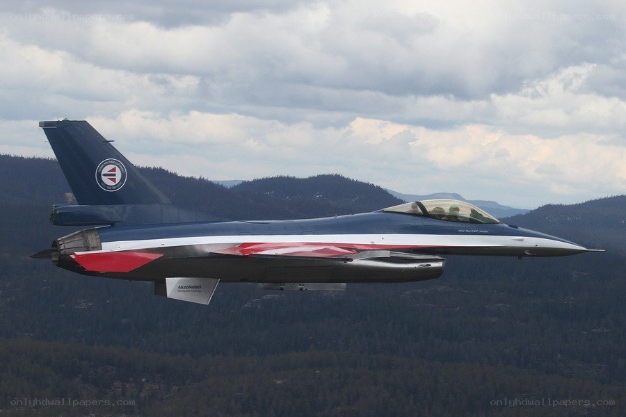 F-16 fighter jet in flight