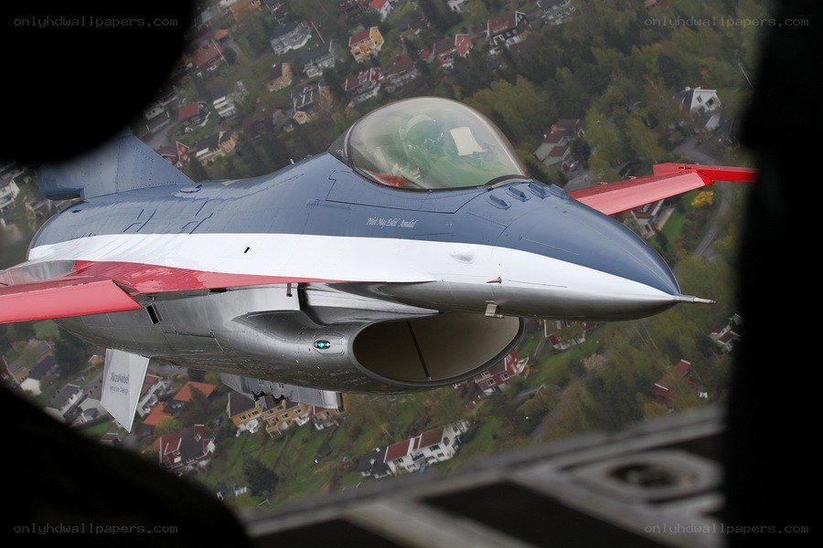 F-16 fighter jet in flight