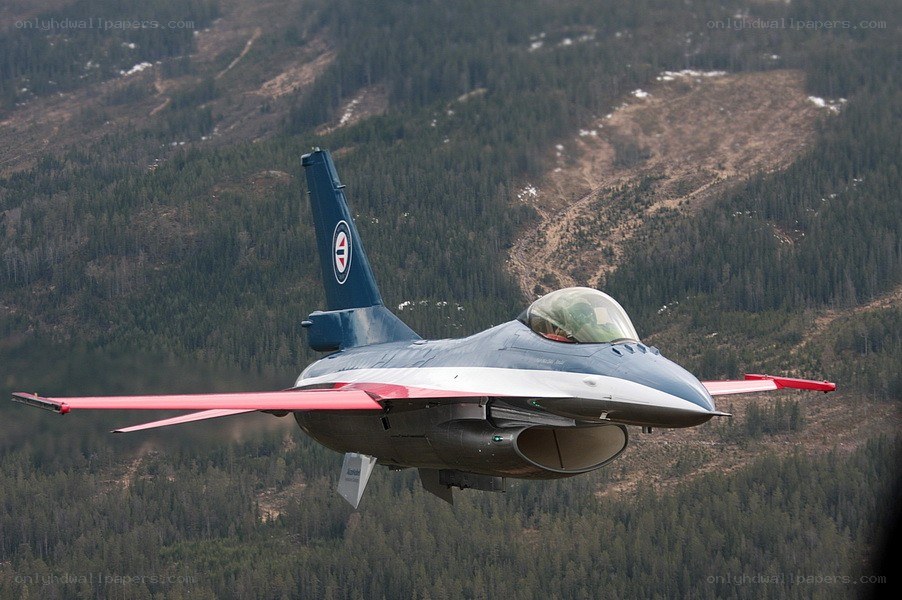 F-16 fighter jet in flight