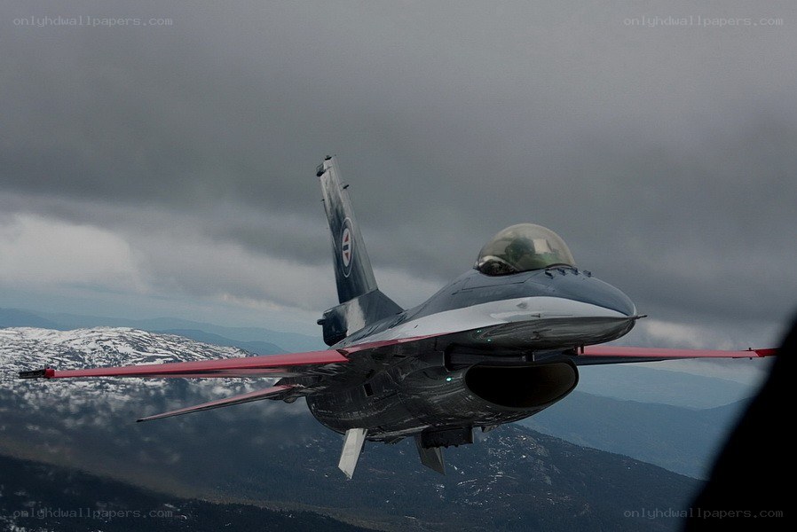 F-16 fighter jet in flight