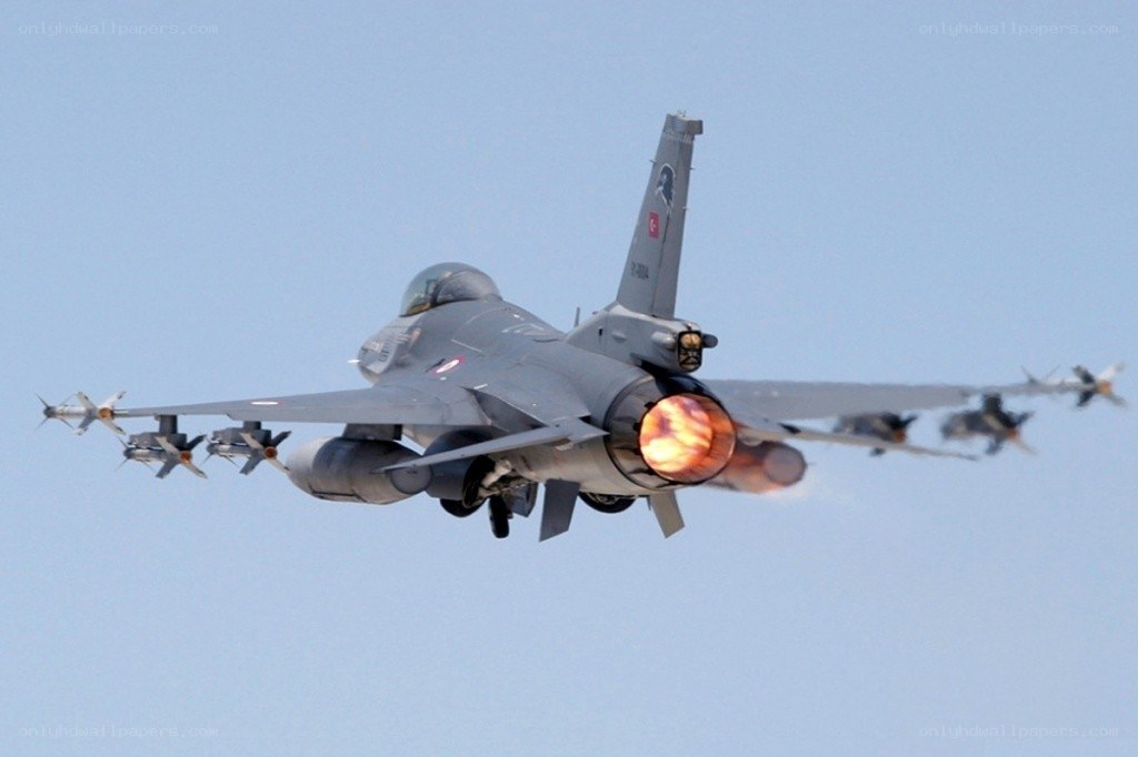 F-16 fighter jet in flight