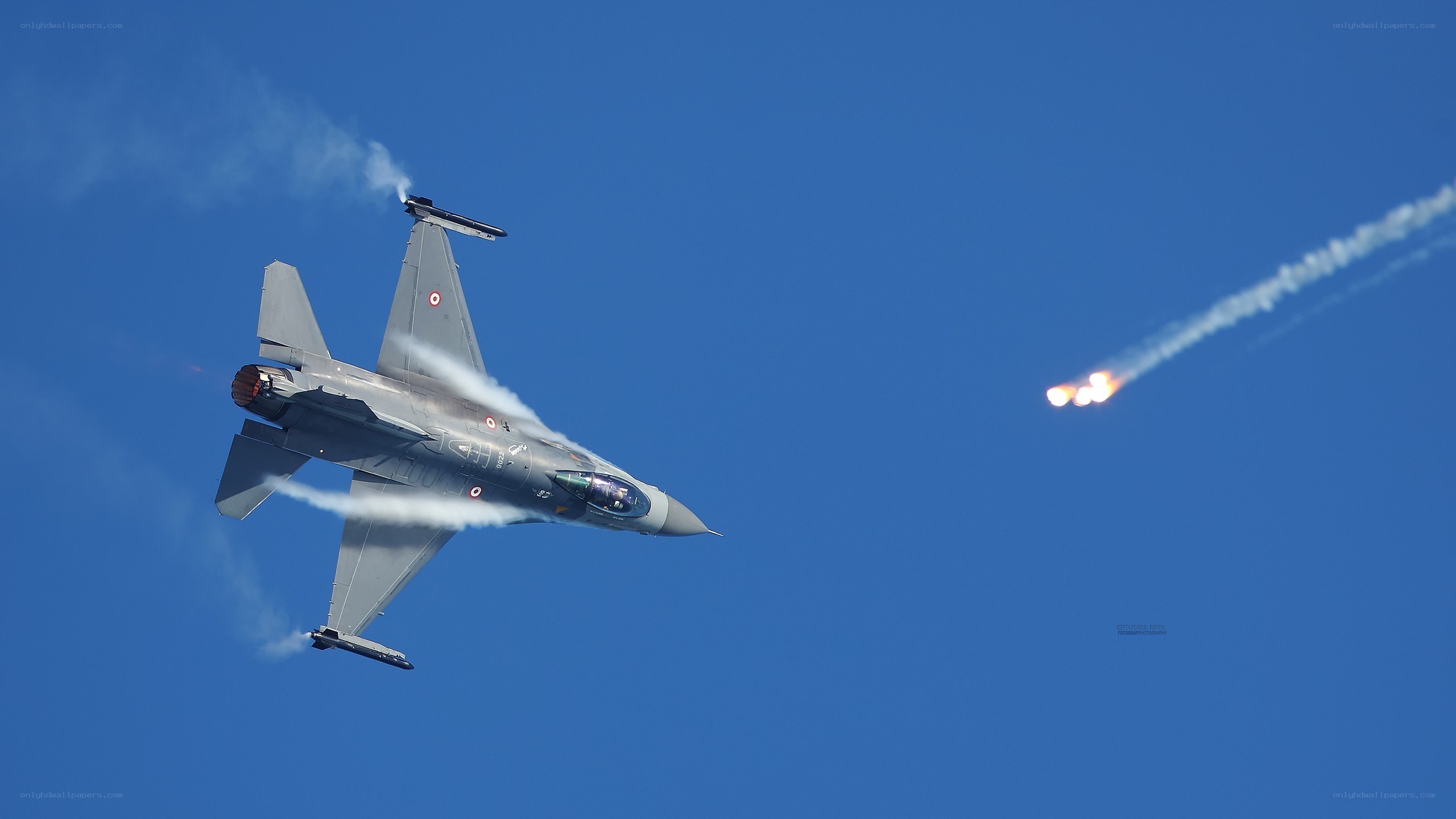 F-16 fighter jet in flight