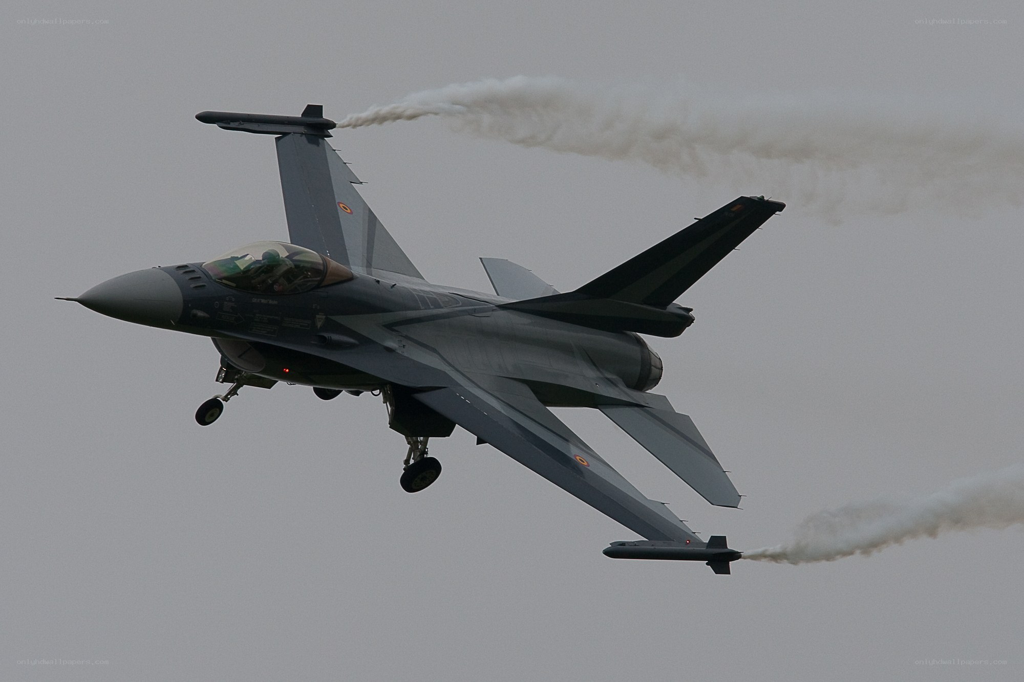 F-16 fighter jet in flight