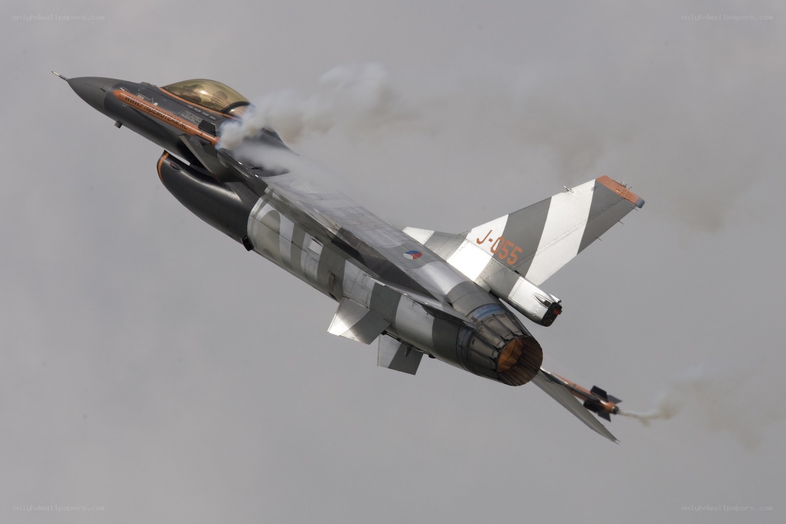F-16 fighter jet in flight