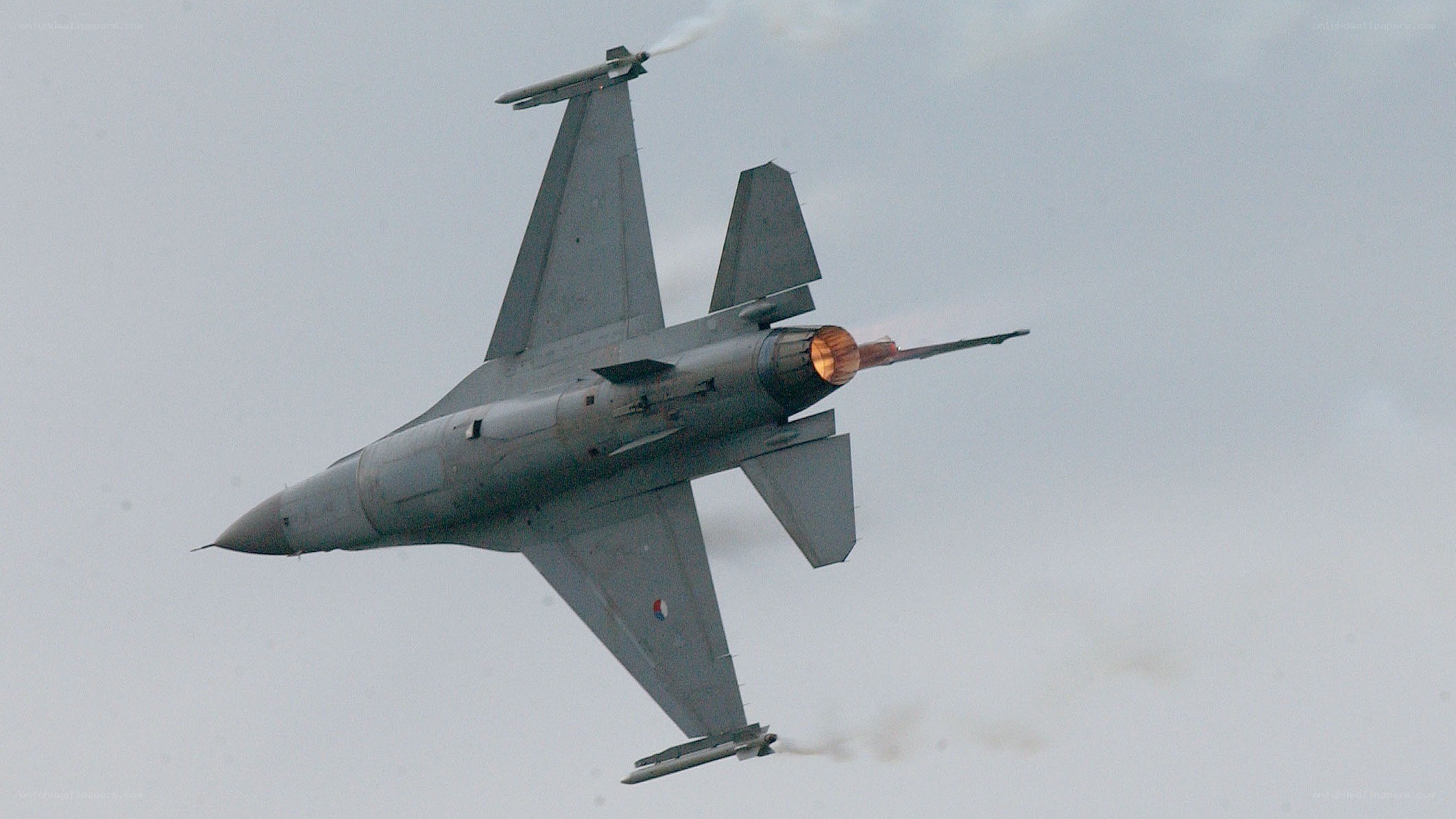 F-16 fighter jet in flight