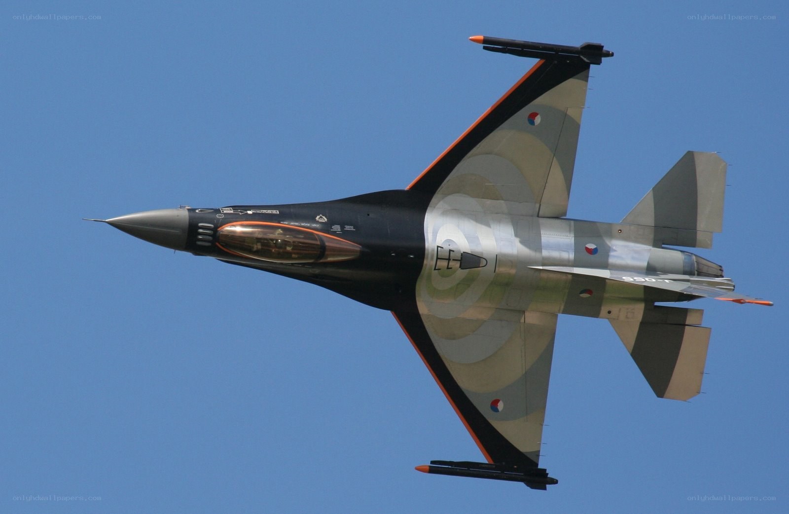F-16 fighter jet in flight
