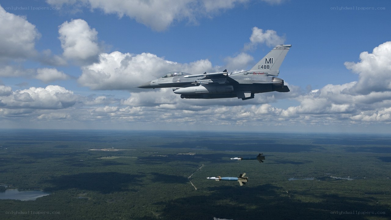 F-16 fighter jet in flight