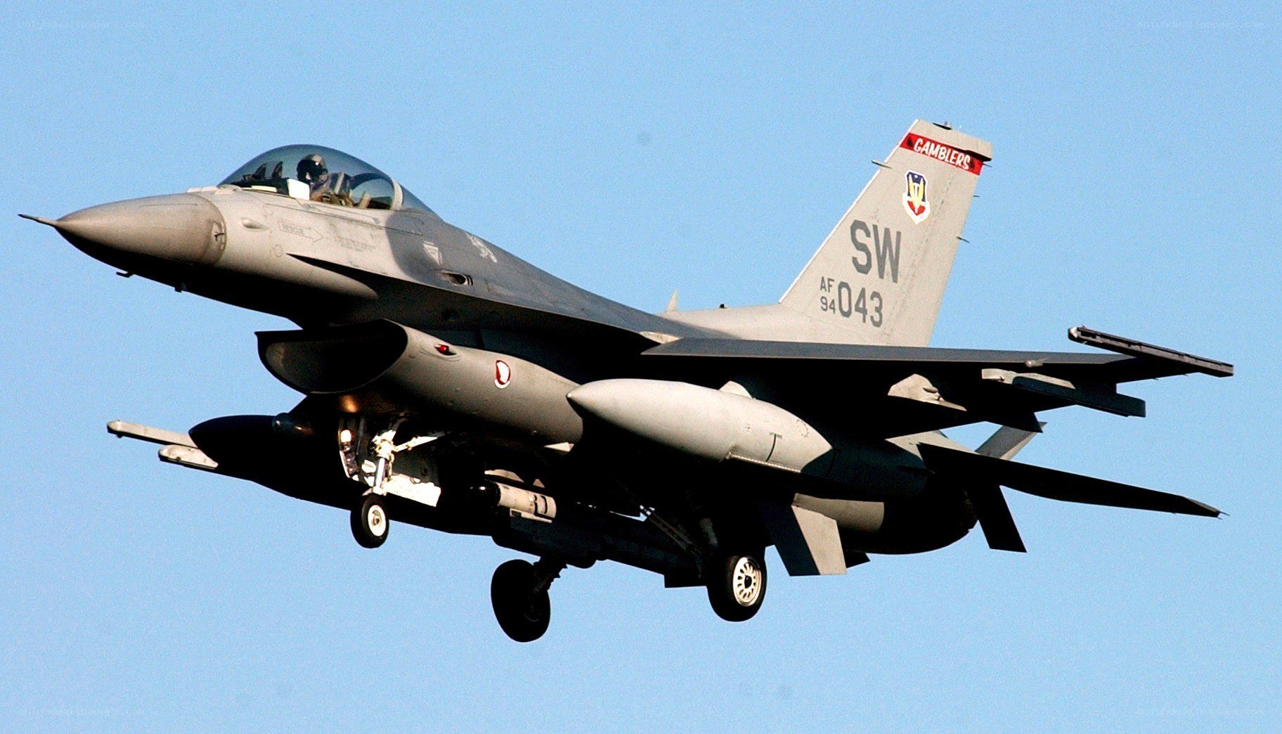 F-16 fighter jet in flight