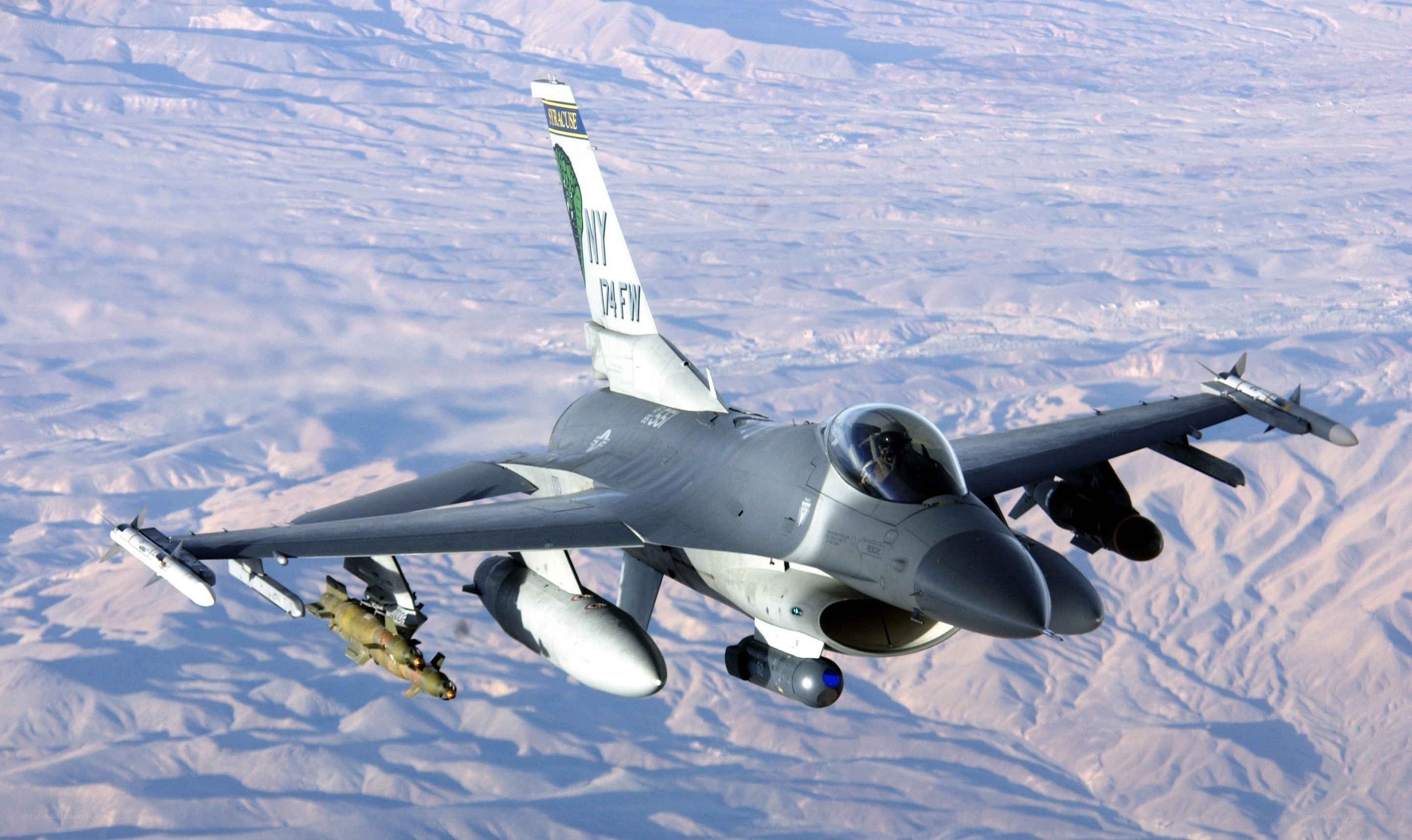 F-16 fighter jet in flight