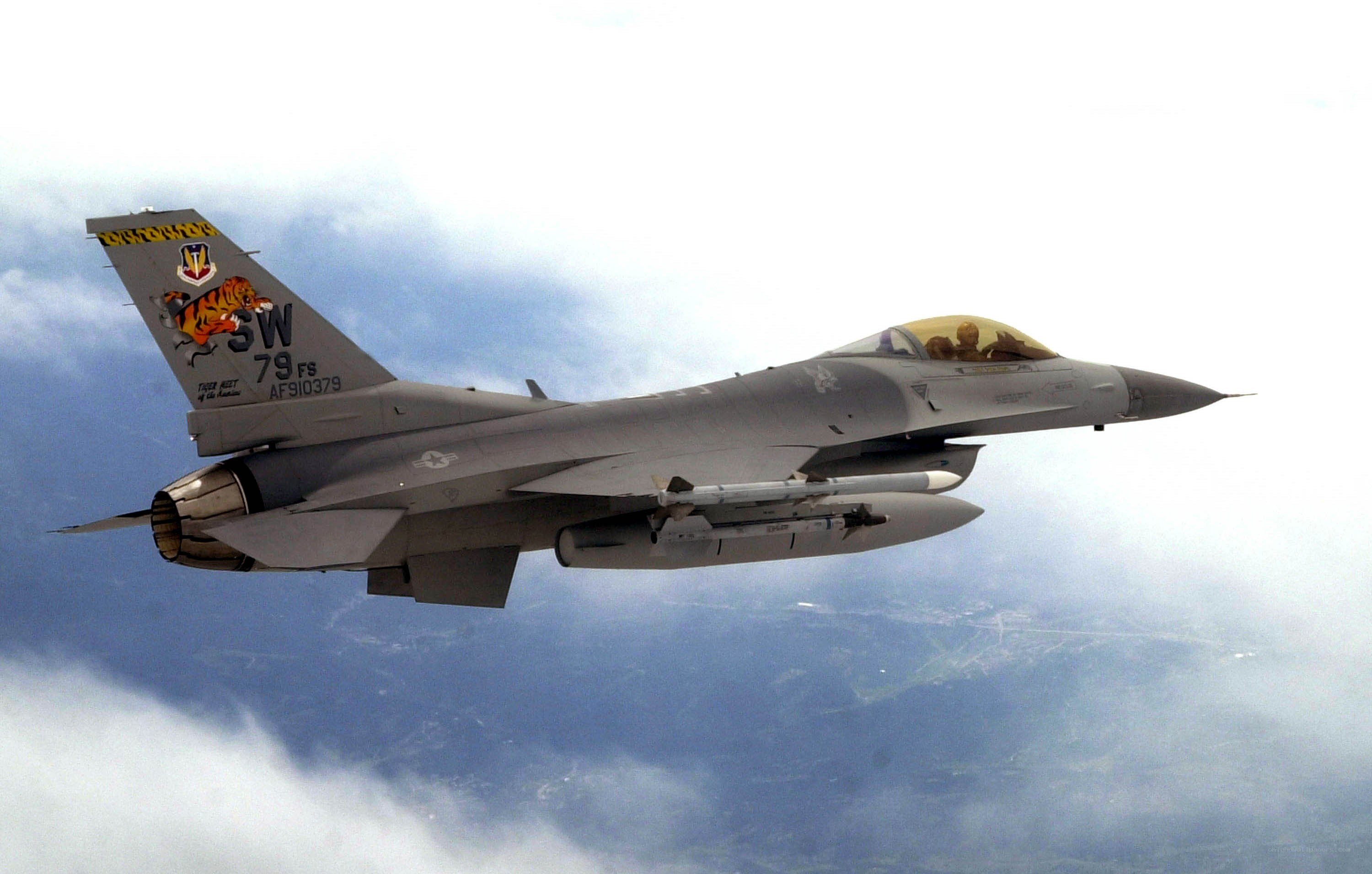 F-16 fighter jet in flight