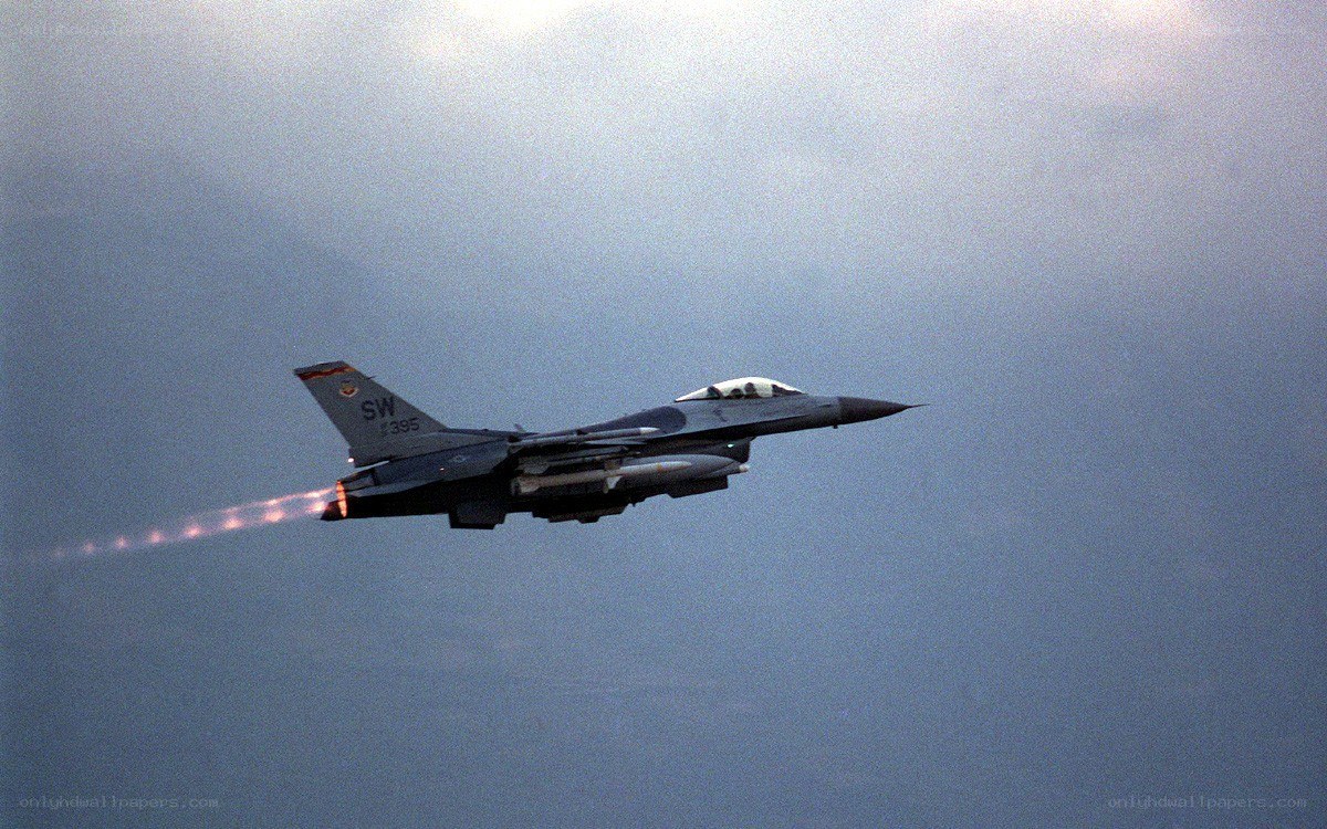 F-16 fighter jet in flight