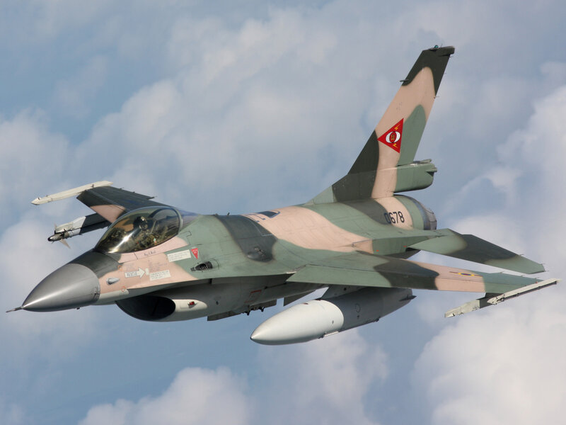F-16 Fighter Jet in Flight — Green