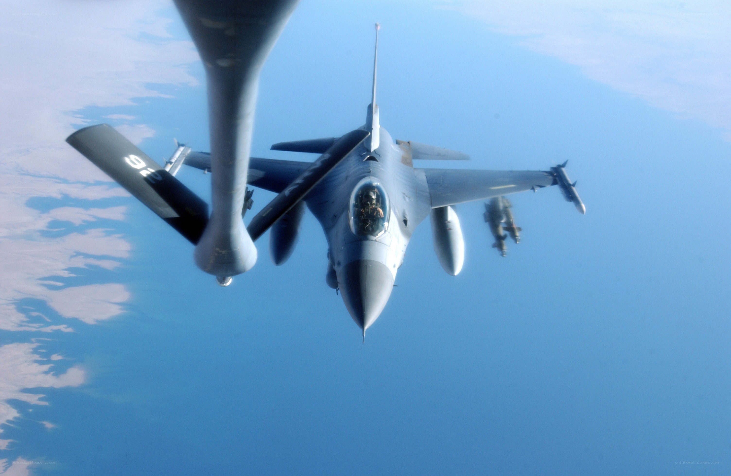 F-16 fighter jet refueling
