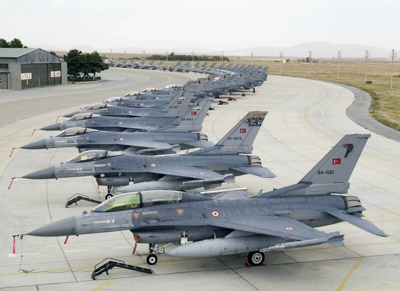 F-16 Fighter Jets — Gray, Orderly