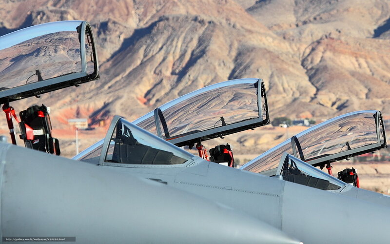 F-16 fighter jets in desert