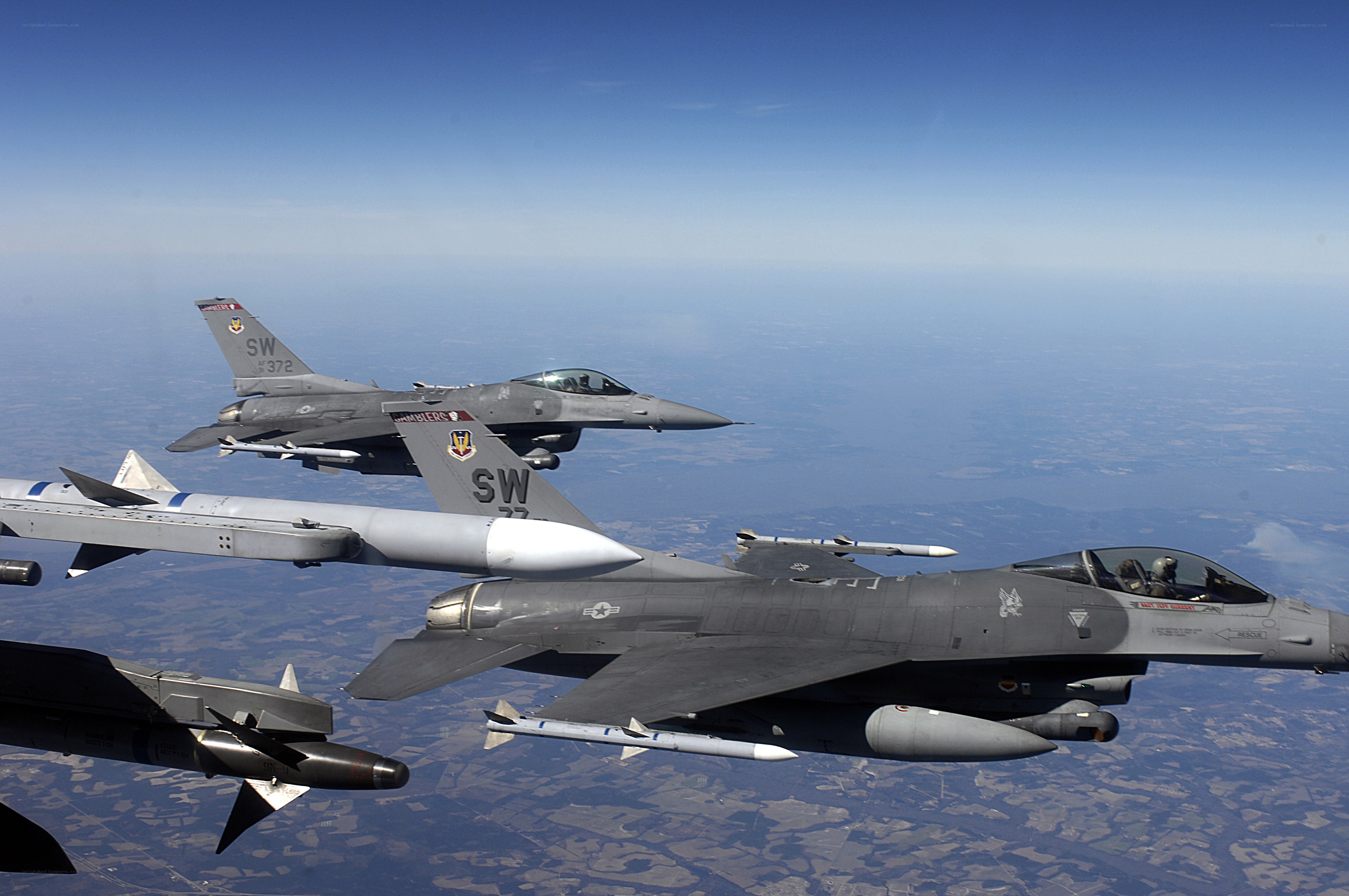 F-16 fighter jets in formation