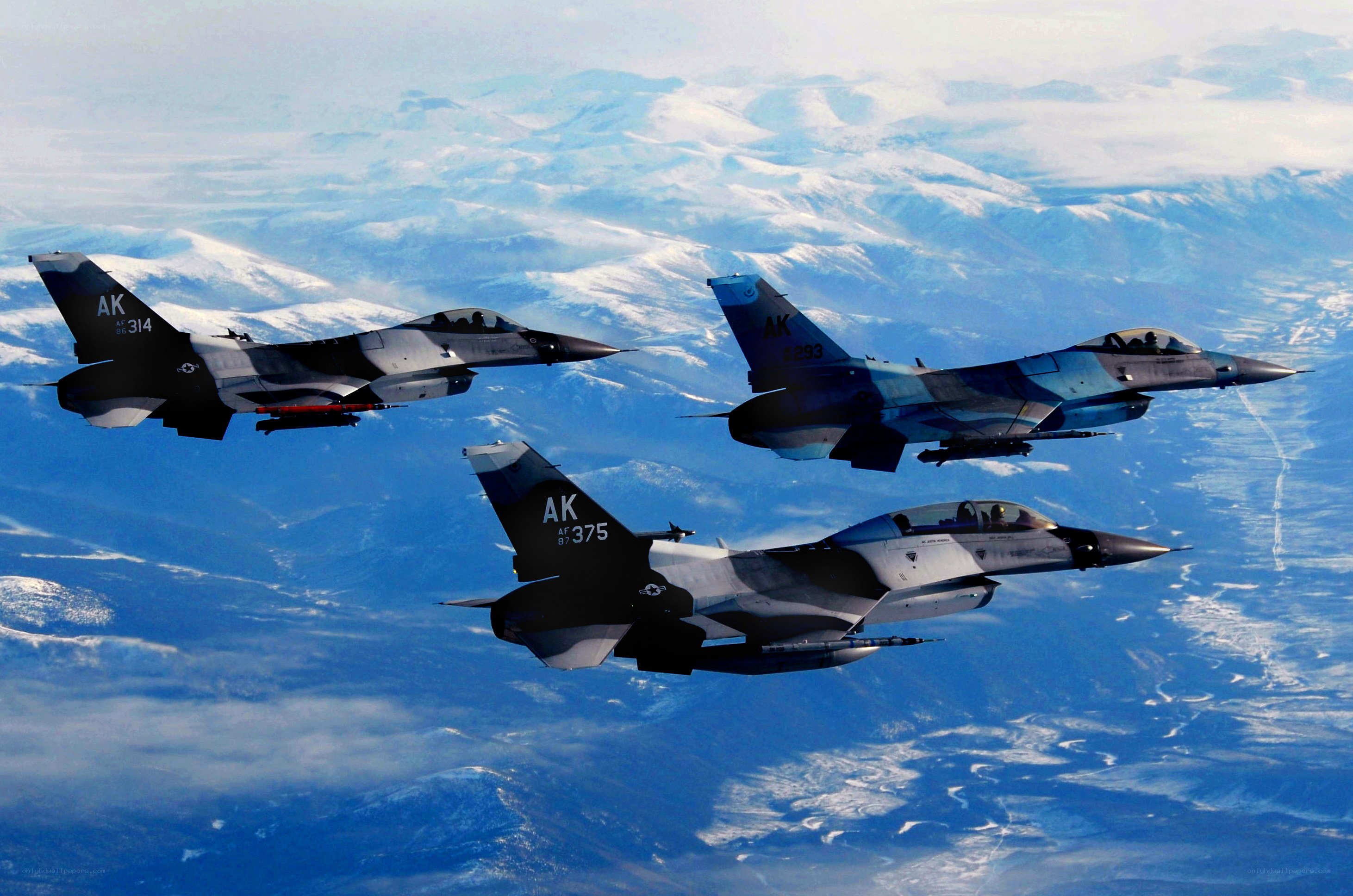 F-16 fighter jets in formation