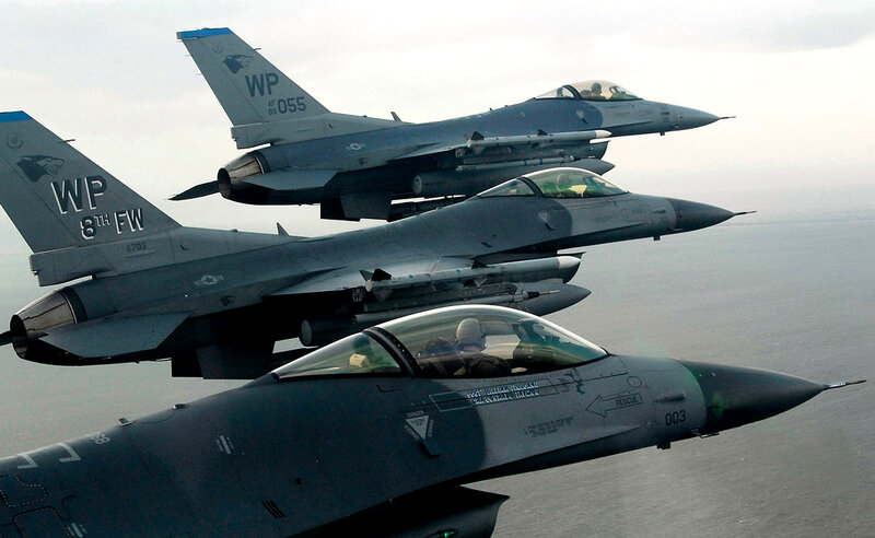 F-16 fighter jets in formation