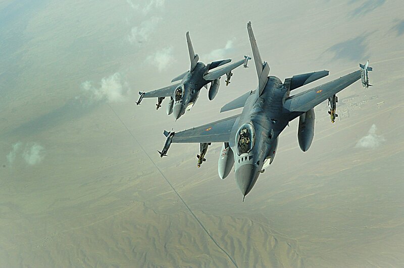 F-16 fighter jets in formation