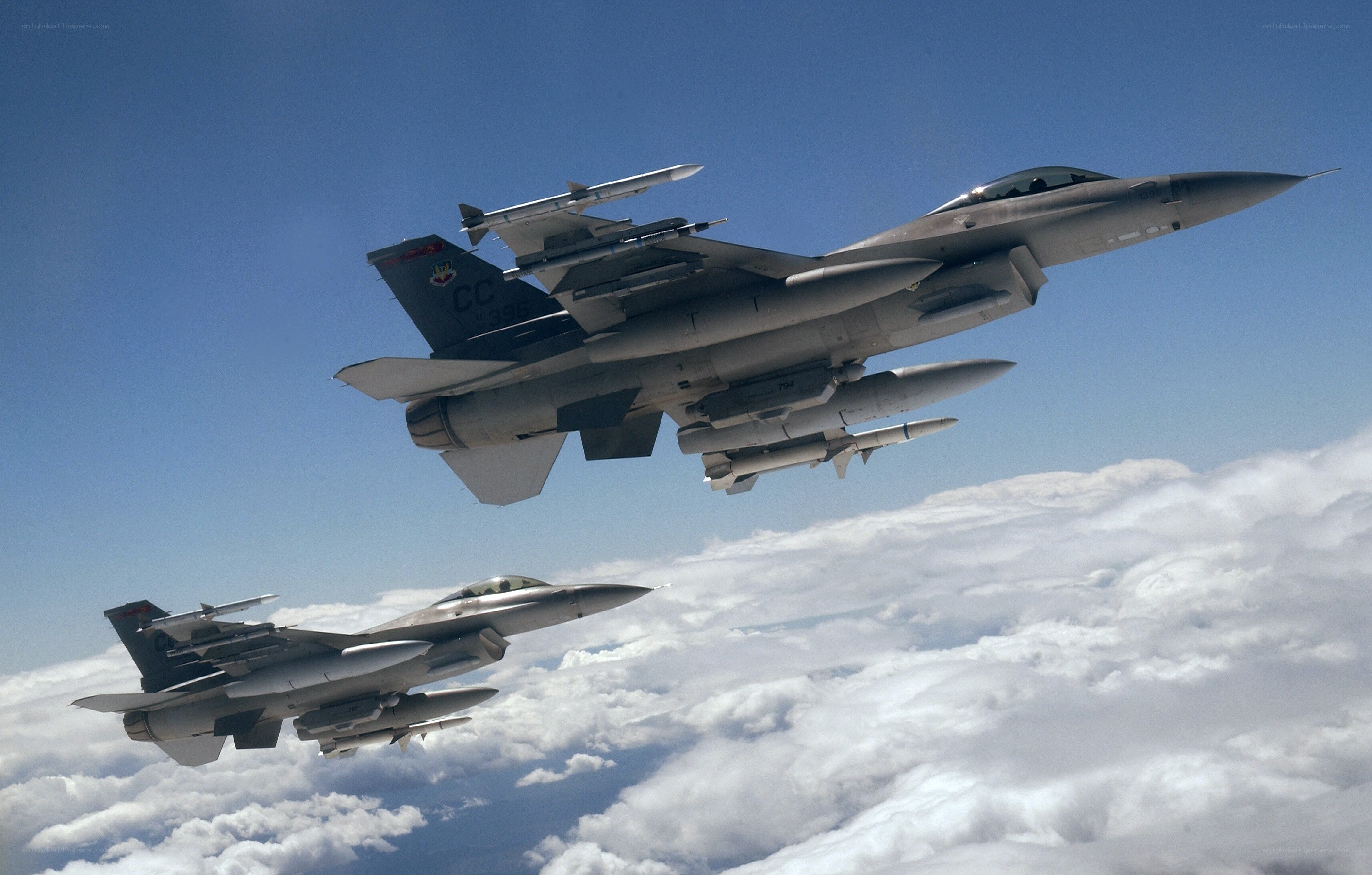 F-16 fighter jets in formation