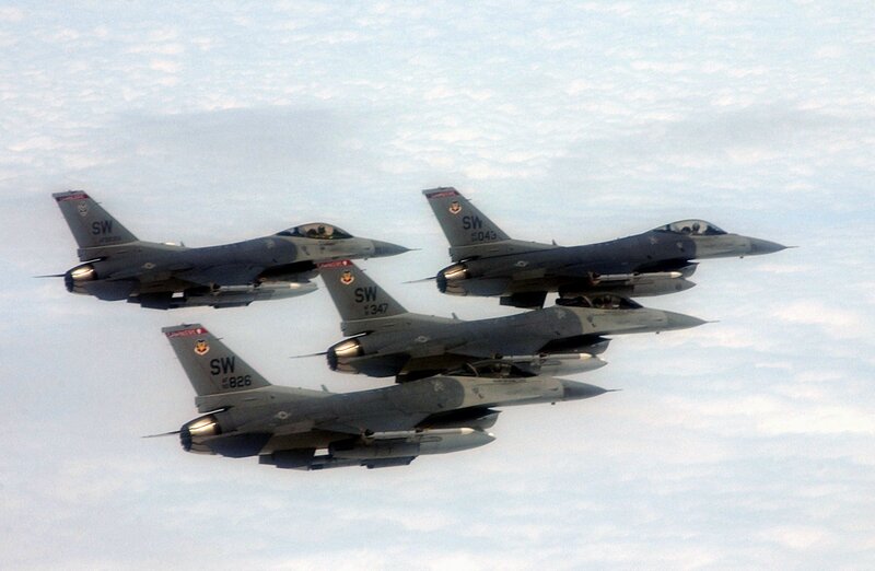 F-16 fighter jets in formation